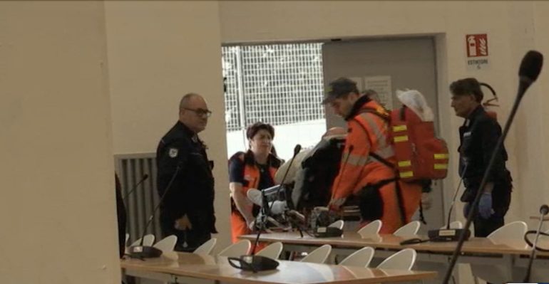 Processo violenze in carcere, il detenuto si presenta in aula in barella