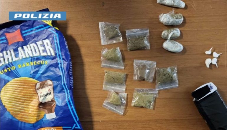 Scampia, nasconde la droga in un sacchetto di patatine: arrestato