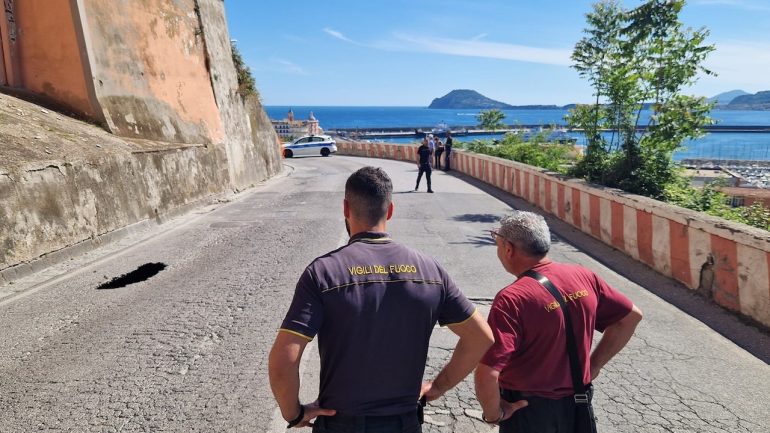 Voragine a Pozzuoli: chiusa via Pergolesi, lavori in corso