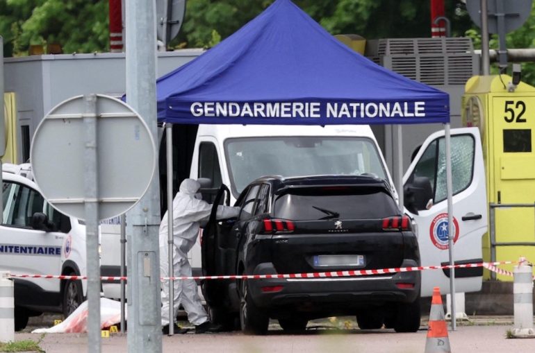 Assalto al furgone che trasportava il narcos: 3 agenti penitenziari uccisi e il boss in fuga