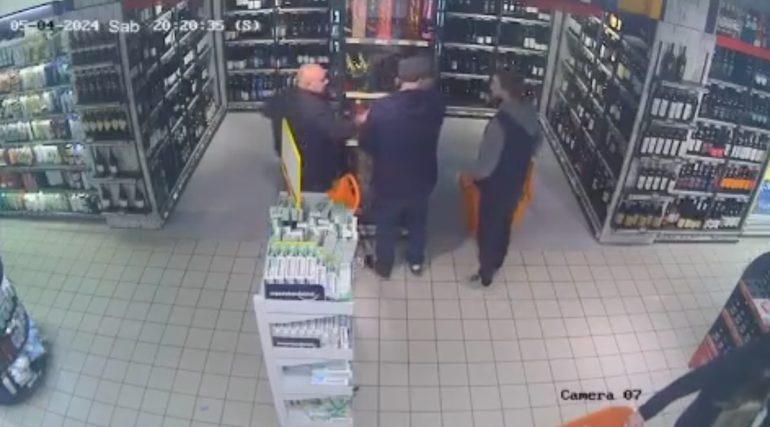 Fuorigrotta rubano liquori dal supermercato