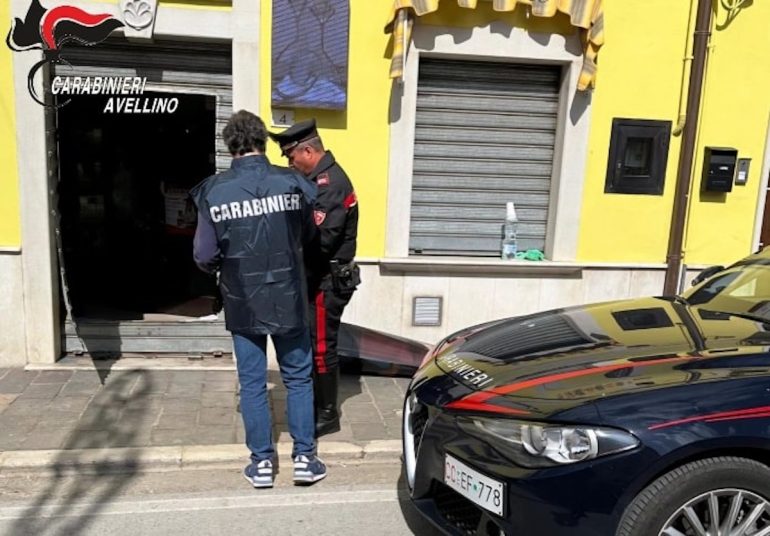 Tentano furto in una gioielleria in provincia di Avellino e nella fuga lanciano chiodi a tre punte in strada