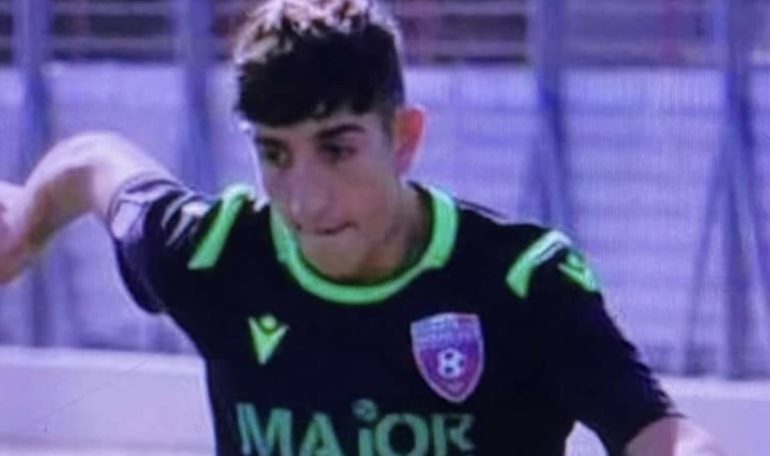 Giovane calciatore muore colpito da un fulmine mentre è in campagna con il padre
