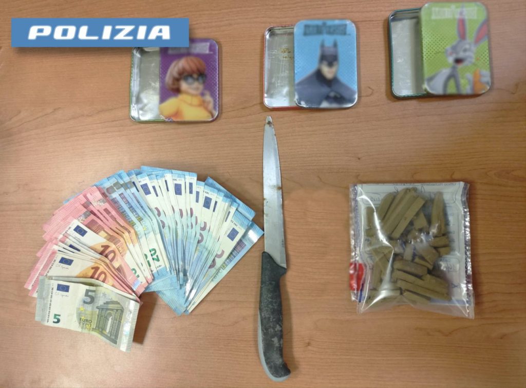 Afragola, sorpreso con 26 stecche di hashish: arrestato un 28enne di Napoli