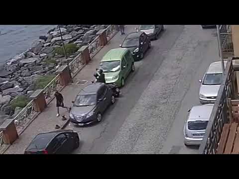 Napoli, ladri in azione a Bagnoli : in meno di due minuti rubano auto indisturbati