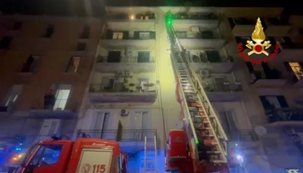 Incendio a Napoli, a fuoco appartamento al quinto piano di un palazzo a Posillipo