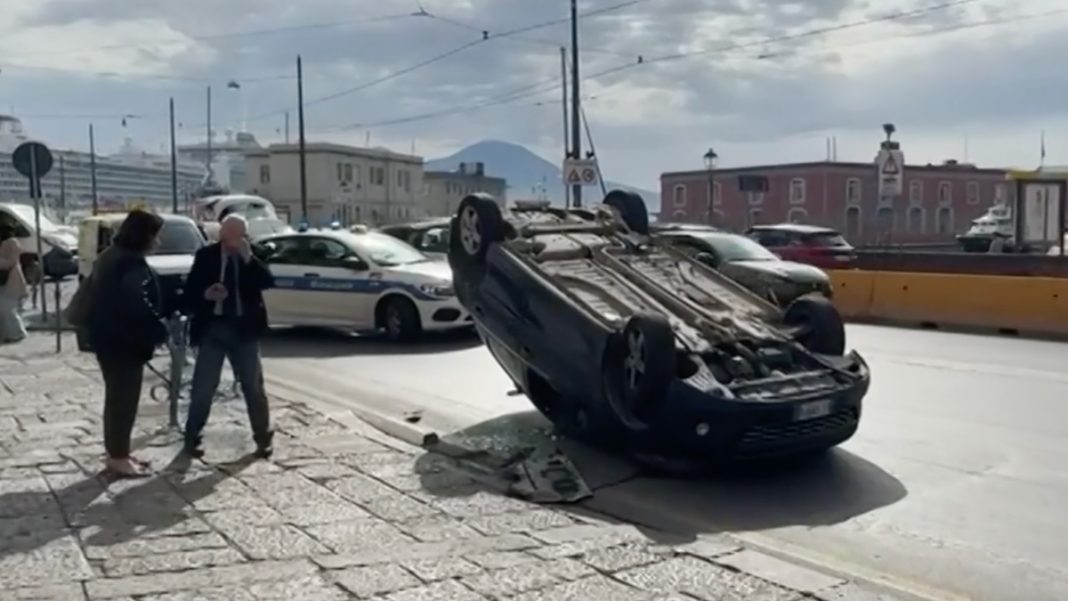 Napoli auto ribaltata via acton