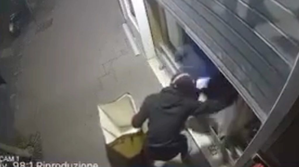 Ancora un furto al Vomero: la rabbia del tabaccaio che pubblica il video con i ladri in azione
