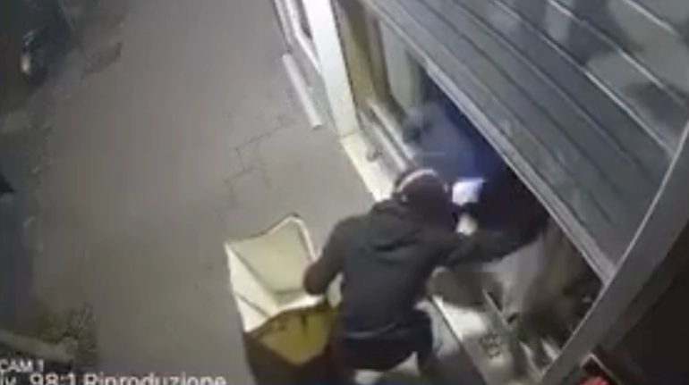 Ancora un furto al Vomero: la rabbia del tabaccaio che pubblica il video con i ladri in azione