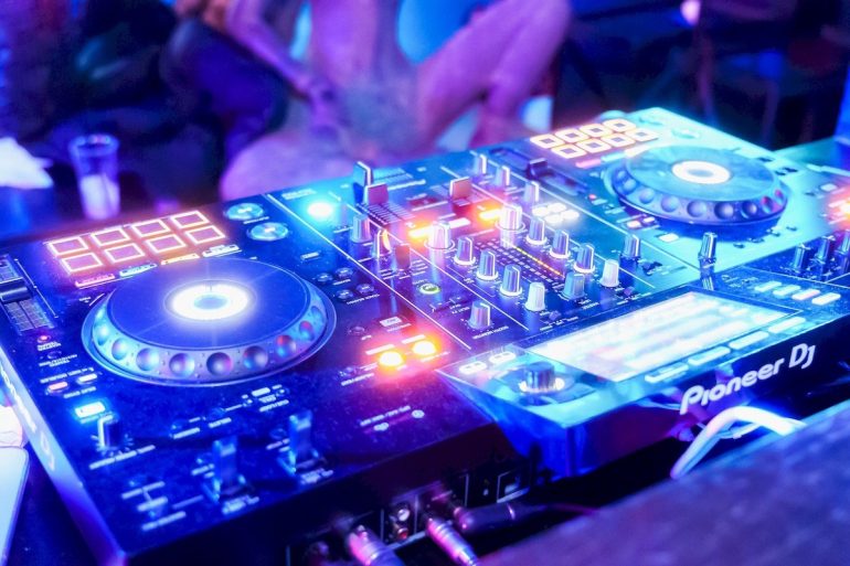Maxi rissa in discoteca a Ischia: 6 agenti feriti. Quattro arrestati