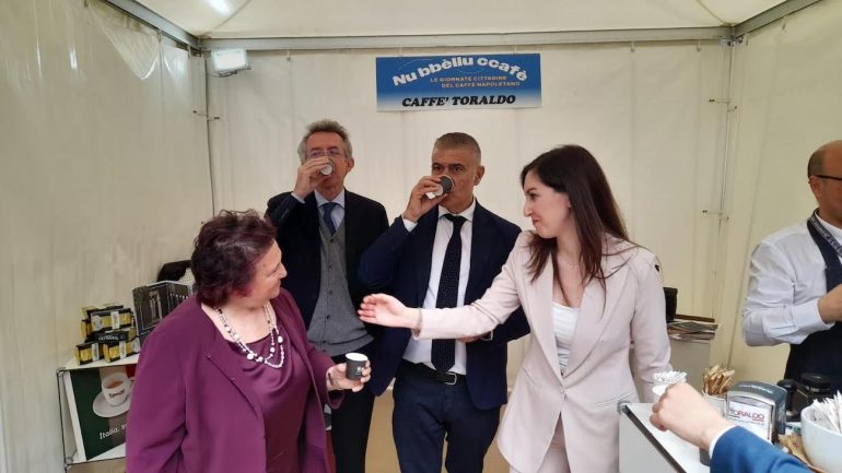 Evento “Nu bbèlluccafè”: il sindaco Manfredi si gusta un caffè allo stand di Toraldo