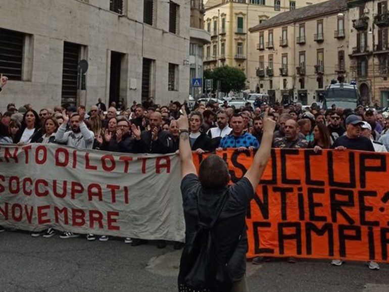 Manifestazione disoccupati a Scampia, una lotta lunga 40 anni: “Ora ci serve lavoro”