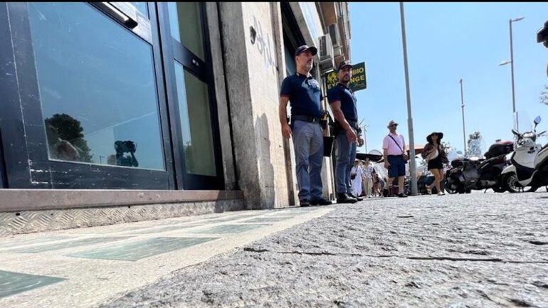 A Napoli turista rapinato davanti al pub dove fu ucciso Giogiò
