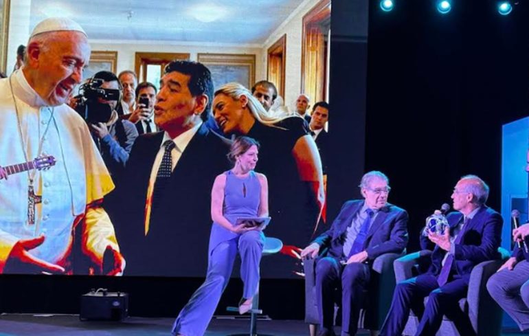 Maradona, Papa Francesco e quella ‘palla di stracci’ realizzata dai ragazzi di Nisida per Victor Hugo Morales, il ‘poeta del calcio’
