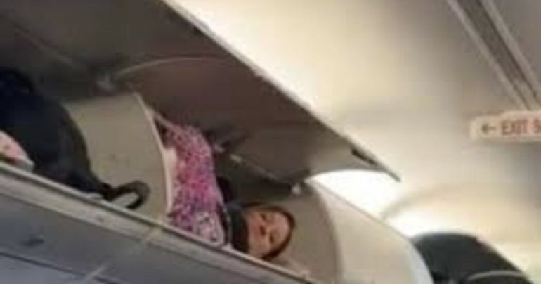 Passeggera si infila nella cappelliera dell’aereo: il video diventa virale suo web