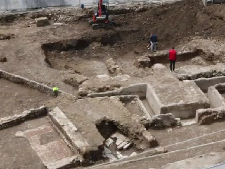 Benevento, il PD denuncia: “In piazza Cardinal Pacca insabbiati reperti archeologici per costruire info point”