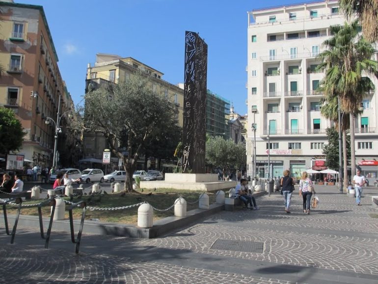 Napoli, sorpreso a vendere droga in piazza Carità: arrestato