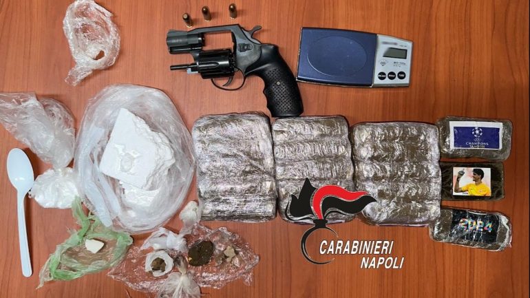 A Secondigliano revolver e due chili di droga nella cassetta postale