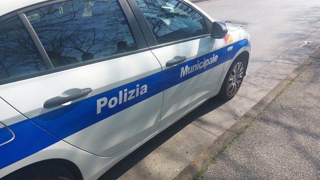 Napoli: sequestrato manufatto abusivo in area pubblica