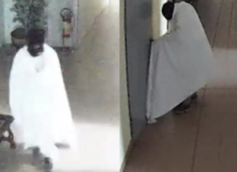 Torre Annunziata, travestito da fantasma rapina e picchia mamma e figlia: arrestato
