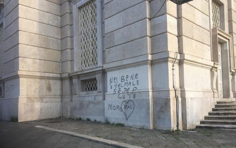 Reggia di Caserta imbrattata, individuato il responsabile: è un 18enne nordafricano
