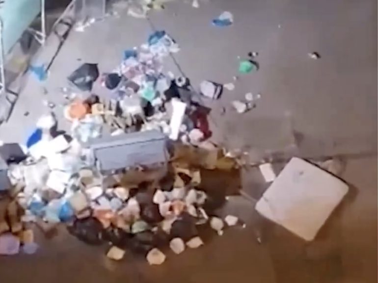Napoli, rifiuti in centro e periferia, Borrelli denuncia: “Miscela esplosiva”
