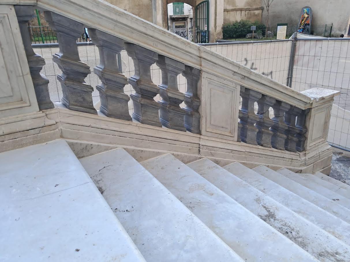La scalinata della chiesa di santa Chiara
