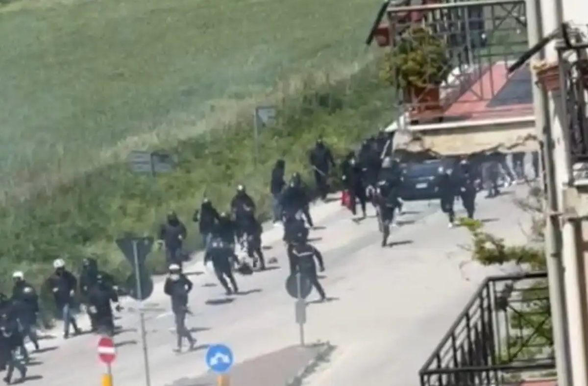 Violenza e caos a Casalnuovo: scontri tra tifosi prima della partita
