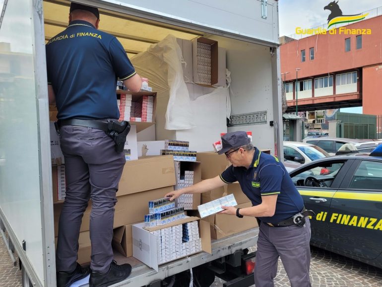 Napoli arrestato contrabbandiere con 1800 chilogrammi di sigarette