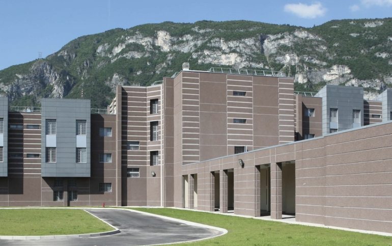 Detenuto aggredisce la moglie in carcere: la sfregia e tenta di ucciderla con le lamette