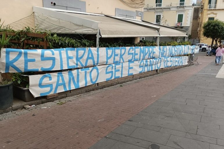 Lo striscione per Santo Virgi