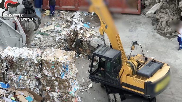Napoli, tangenti e traffico illecito di rifiuti all’impianto di Tufino: 12 arresti