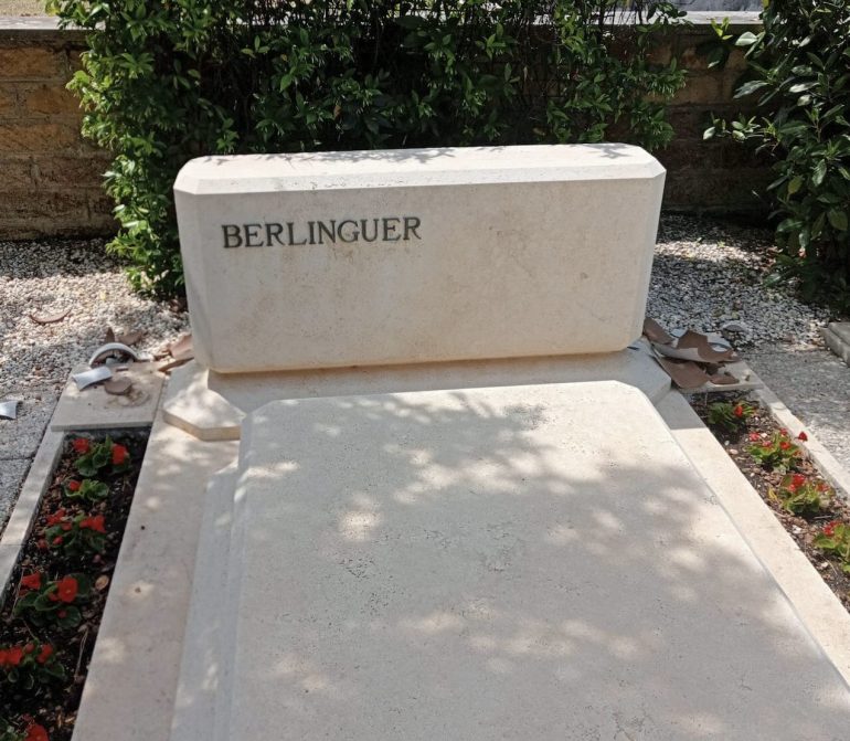 Vandalizzata per la seconda volta la tomba di Enrico Berlinguer a Roma