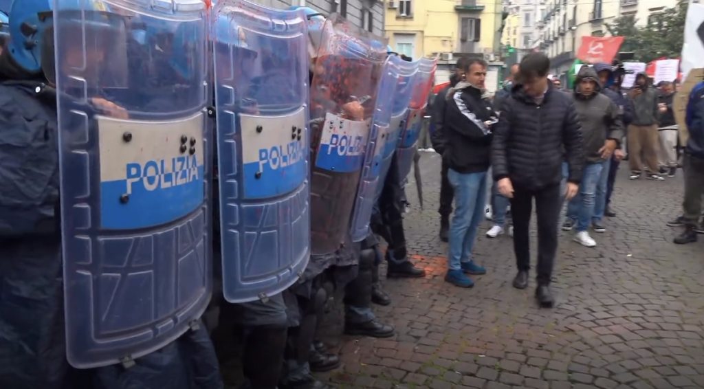 Napoli, al corteo del Primo Maggio vernice rossa contro la polizia e la sede gli Industriali
