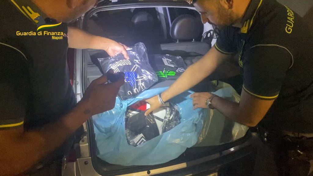 Napoli fabbrica di merce contraffatta in un capannone a Chiaiano