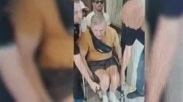 Pompei disabile trasportato a mano nella stazione di Villa dei misteri: il video virale sui social