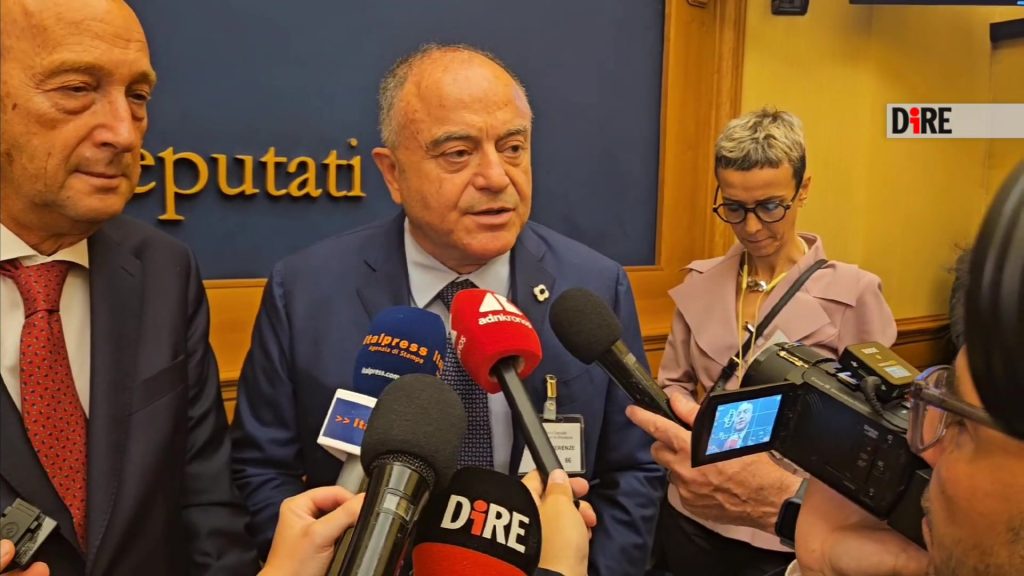 Gratteri parla di nuovo di Geolier: “I canti col mitra finto ro che danno lezioni mi preoccupano”