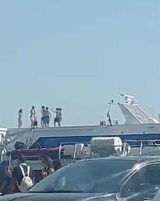 Napoli, minorenni salgono sul tetto di un aliscafo ormeggiato a Mergellina