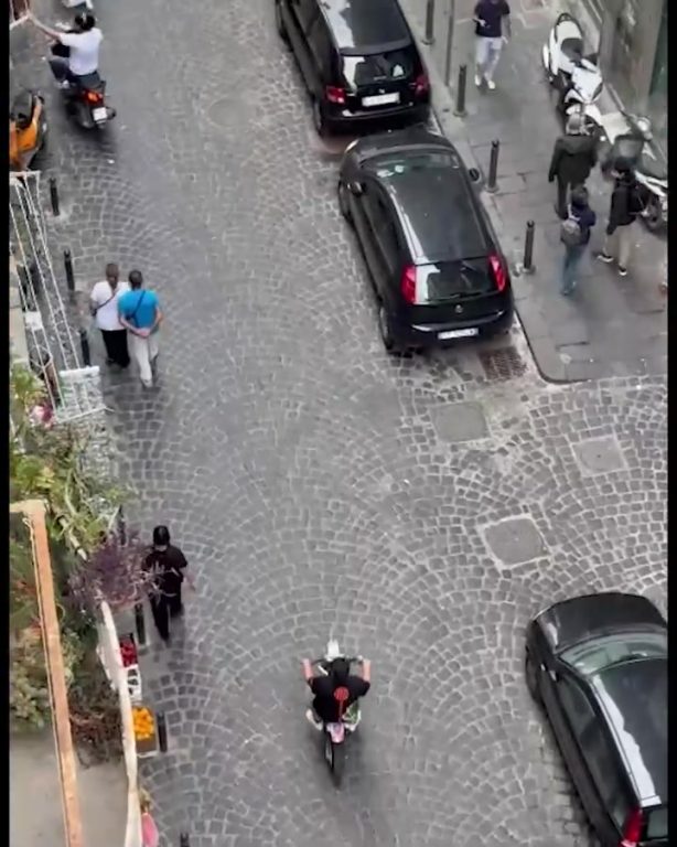 Napoli gare in minimoto tra i turisti in via Tribunali