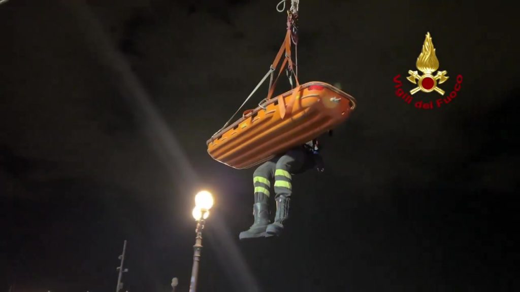 Napoli ragazzina caduta sugli scogli: salvata dai vigili del fuoco