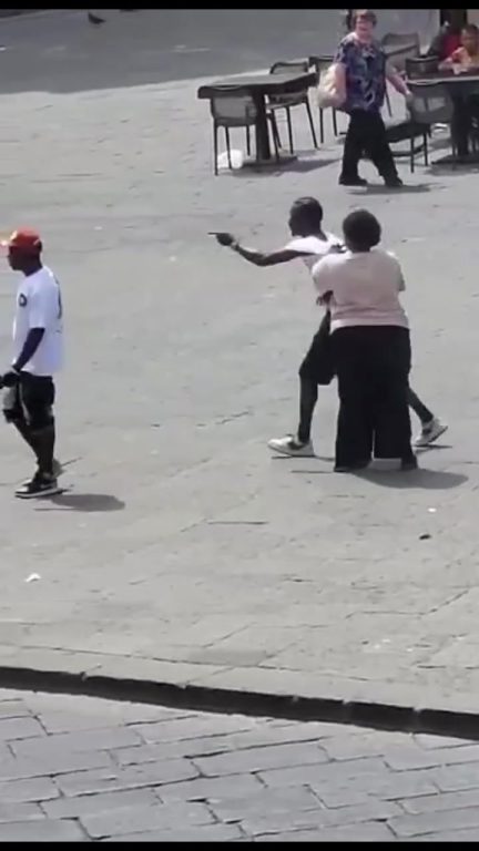 Napoli rissa a colpi di sedie tra migranti a Porta Capuana