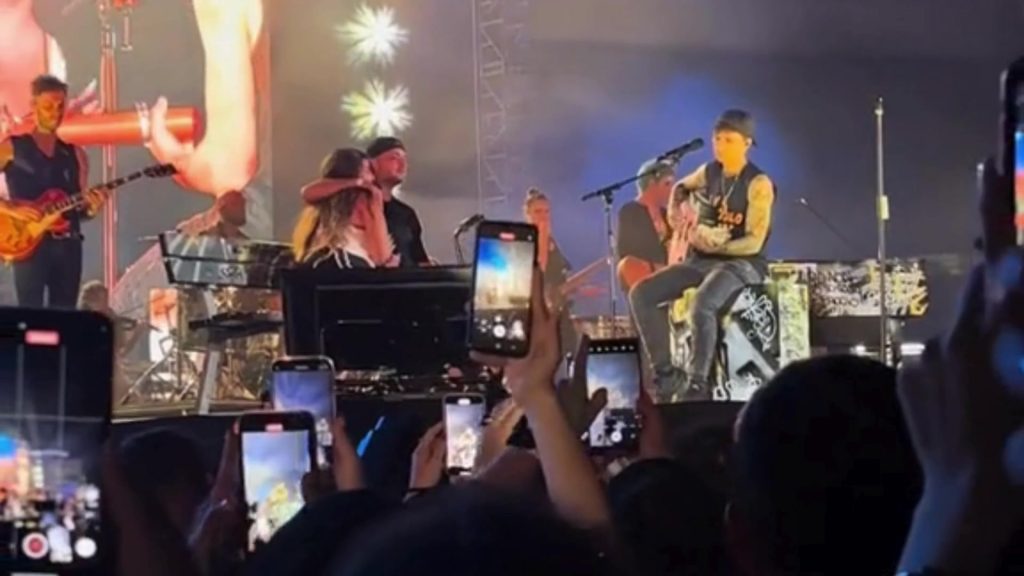 Napoli proposta di matrimonio al concerto di Ultimo