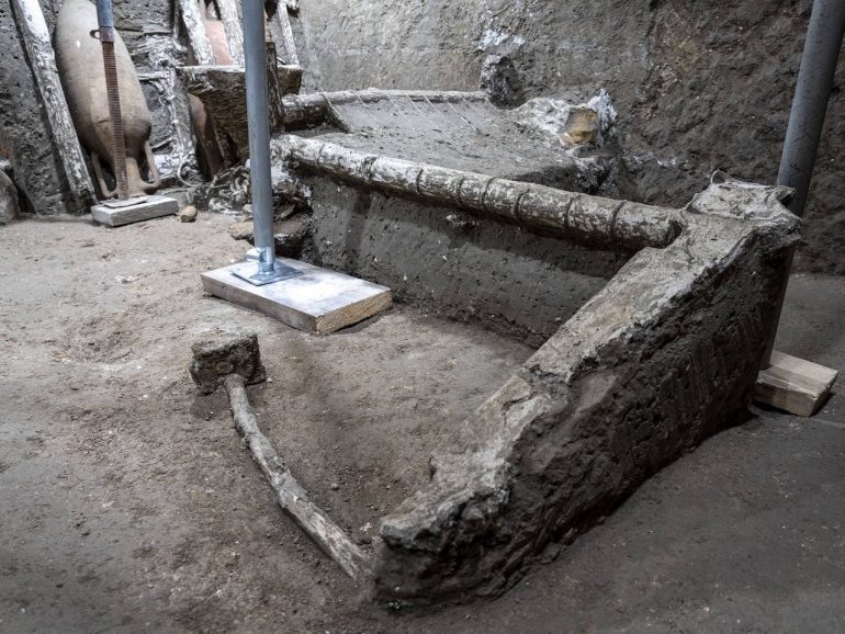 Pompei nuova scoperta, trovati gli attrezzi di un carpentiere