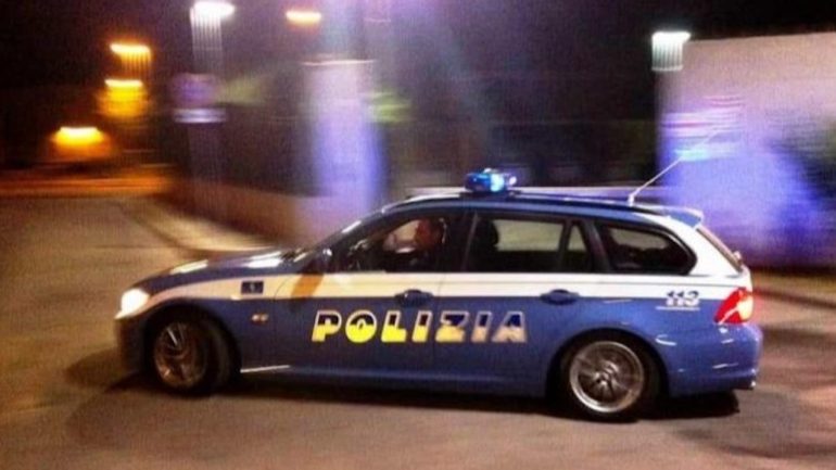 Napoli guida senza patente: inseguito e arrestato con un complice