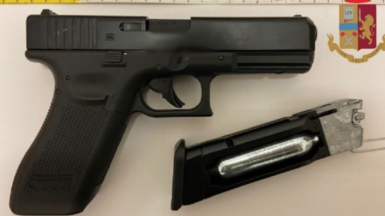 Napoli, ai Quartieri Spagnoli minaccia i vicini con una pistola ad aria compressa: arrestato