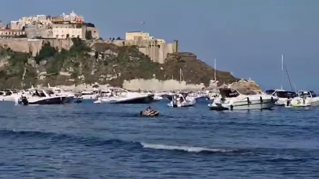 Procida, 3 turisti greci minorenni rubano bici elettriche: denunciati