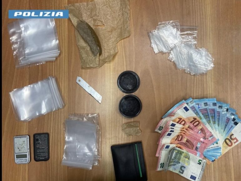 Napoli, in giro per il Vomero a spacciare: arrestato pusher 28enne