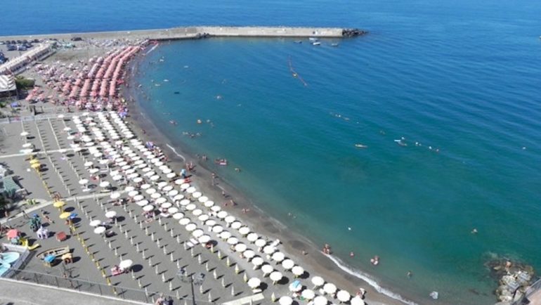 Penisola sorrentina: sanzionati 14 giovani sorpresi a fumare spinelli sotto gli ombrelloni