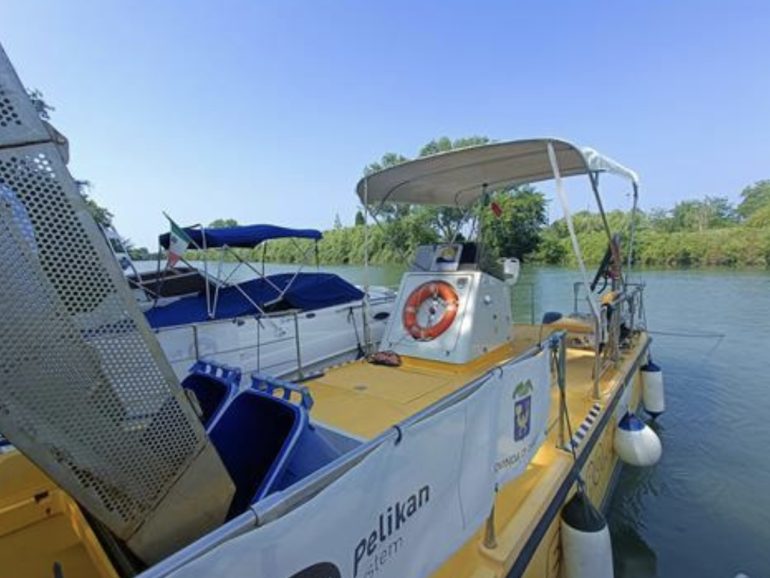 Battelli spazzamare tornano sul litorale casertano: 40 chilometri di mare pulito