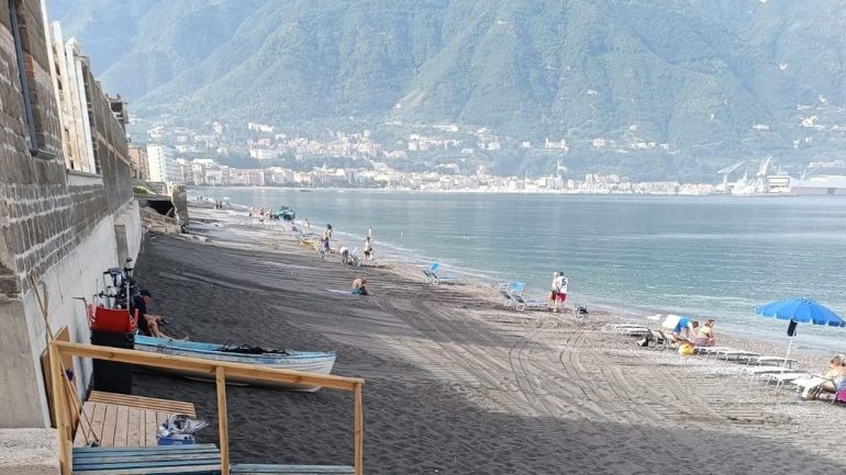 Abusivi dell’ombrellone a Castellammare di Stabia, denunce e sequestri